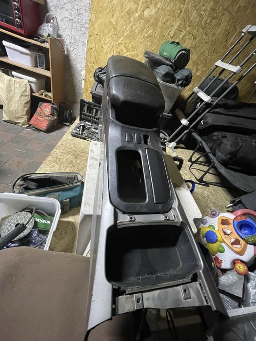 Продам центральную консоль 4runner 215