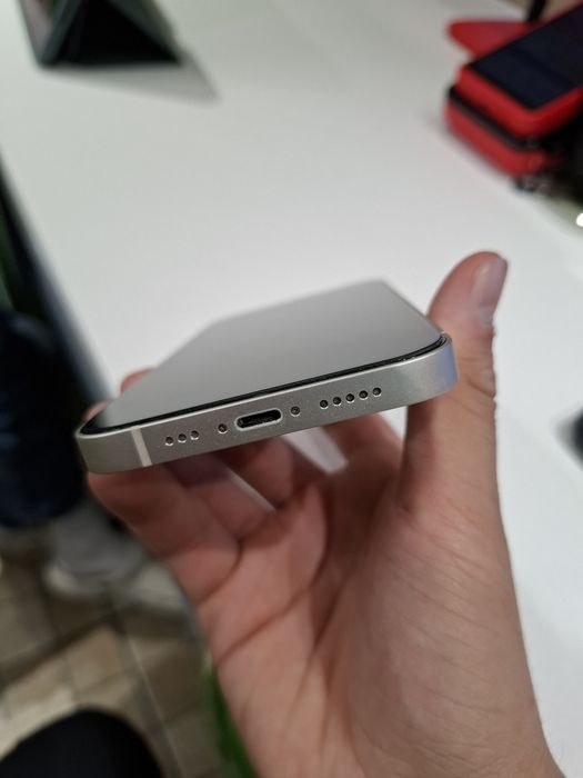 Продаю iPhone 13