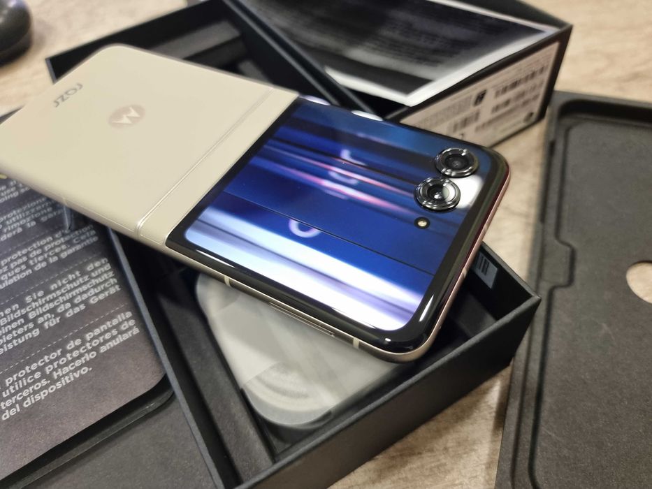 Motorola Razr 50 5G 256GB 8GB RAM Нов!