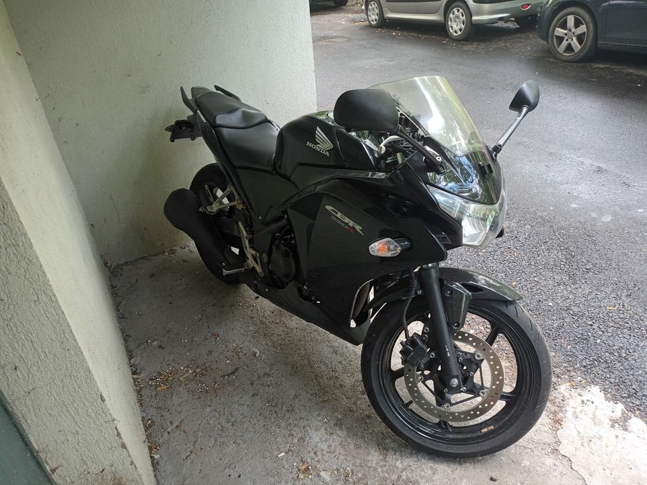 Vând Honda CBR250R