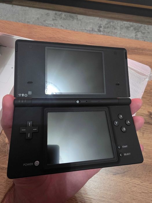 Продам новую Nintendo DSi Black