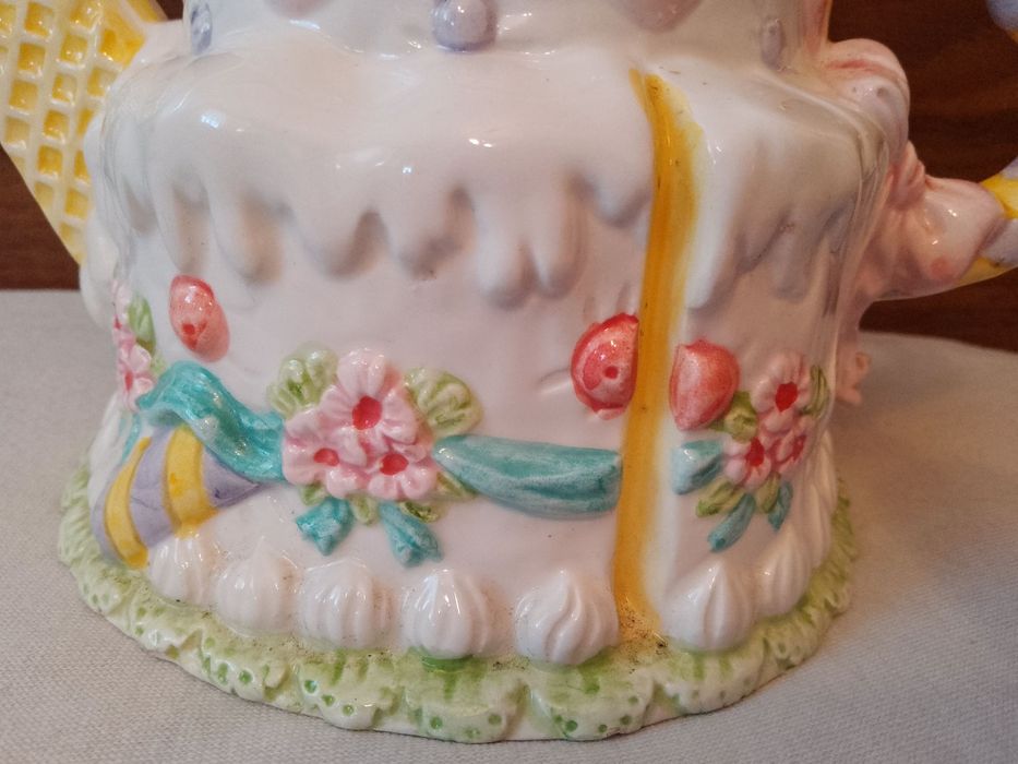 Два порцеланови чайника "Прасчо готвач" и"Торта"