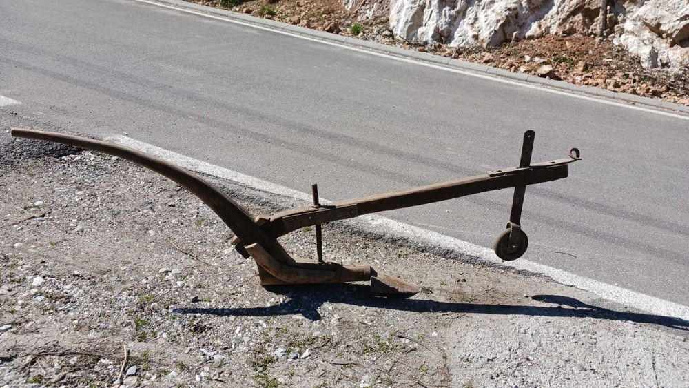 Старинно дървено рало, използвано в миналото за обработка на земята.