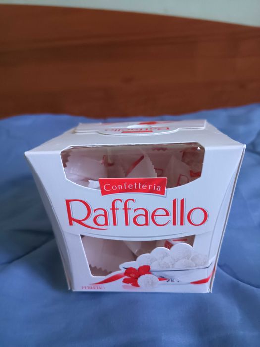 Кутия с бонбони Рафаело и Нескафе 3в1- над 50% намаление