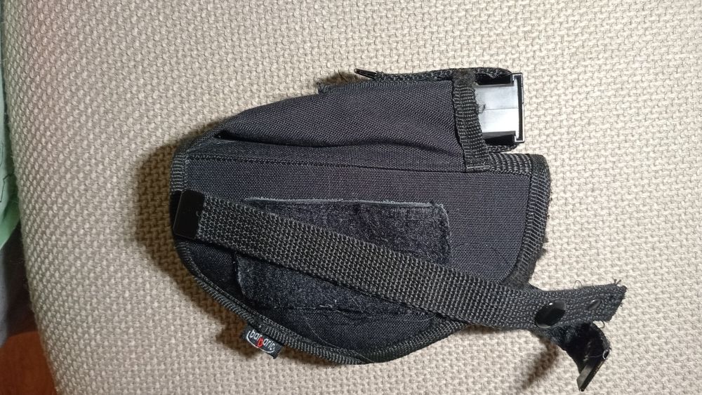 Toc arma cu prindere pe centrura.