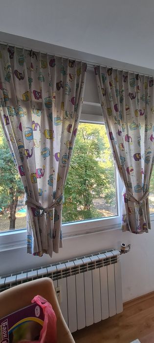 Къси плътни  пердета и килим