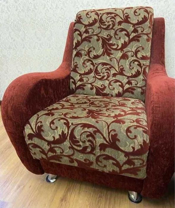 Бордовый диван с двумя креслами