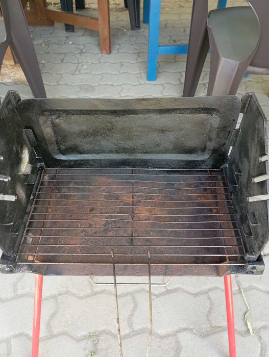 Vand gratar pliabil, portabil ideal pentru picnicuri la iarba verde.