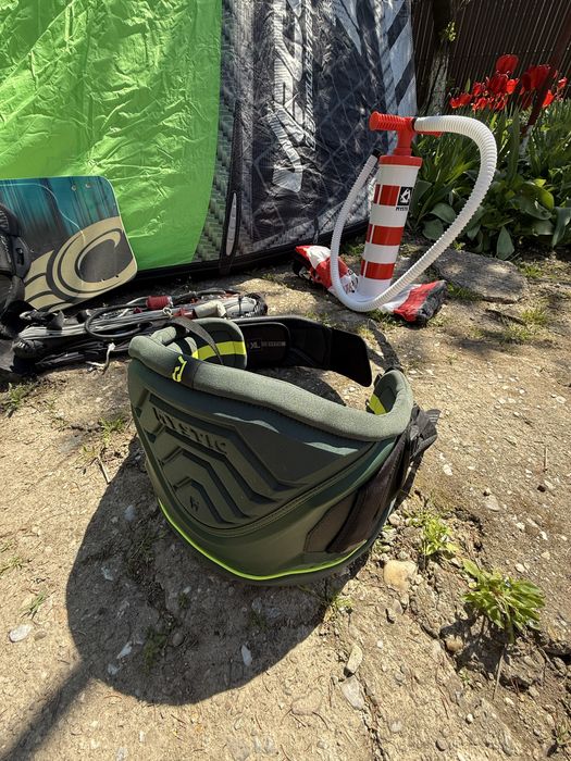 Set complet Kitesurfing Cabrinha (Kite 12m, Placă, Bară, Centură, Pompă)