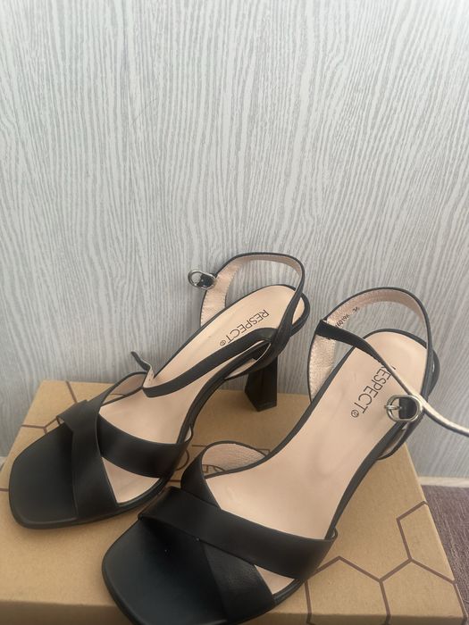 Срочно продам босоножки