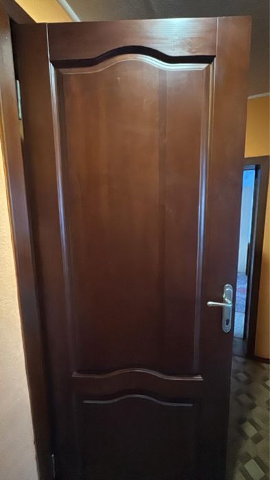 Продам дверь в хорошем состоянии дерево