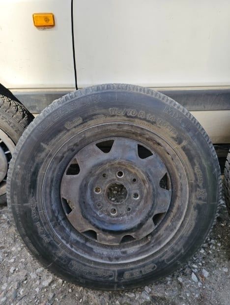 Продавам зимни гуми с джанти