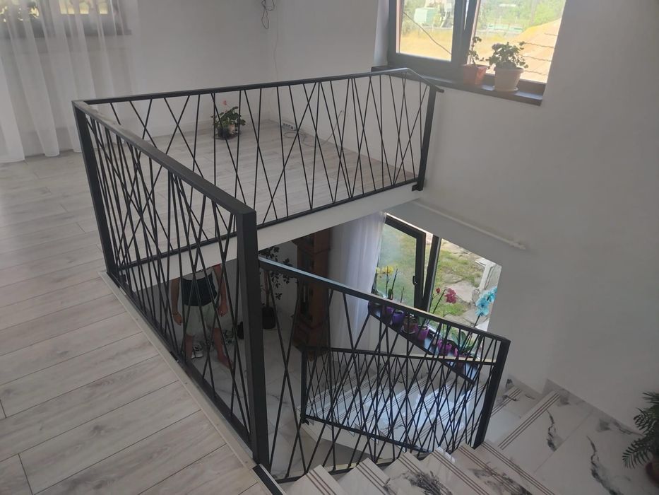 Executam porti , garduri, balustrade si scari metalice