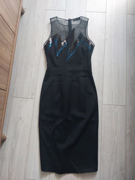 Къса черна рокля.