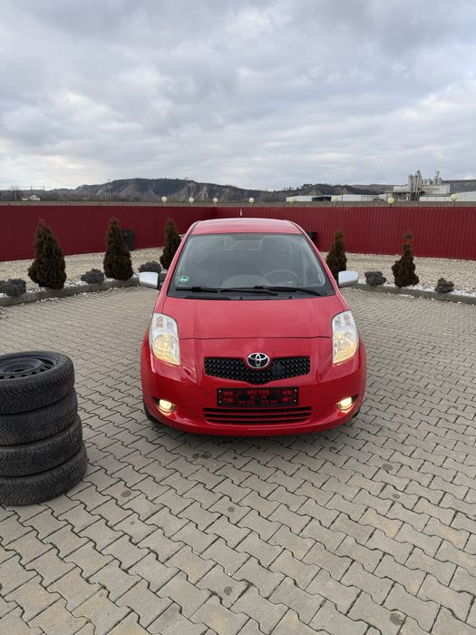 TOYOTA YARIS AUTOMATA 1.3 VVT-i BENZINA clima senzori 8 roti impecabil