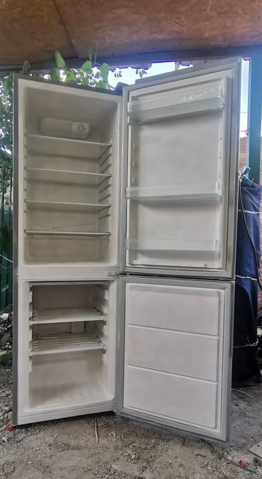 Холодильник  SAMSUNG в хорошем рабочем состоянии