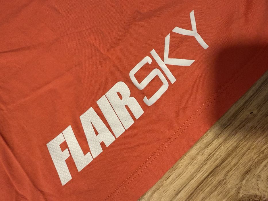 Екип на FLAIR в цвят корал