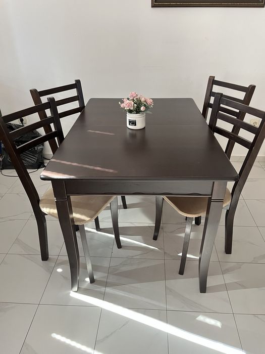 Кухненска маса плюс 4 броя столове.