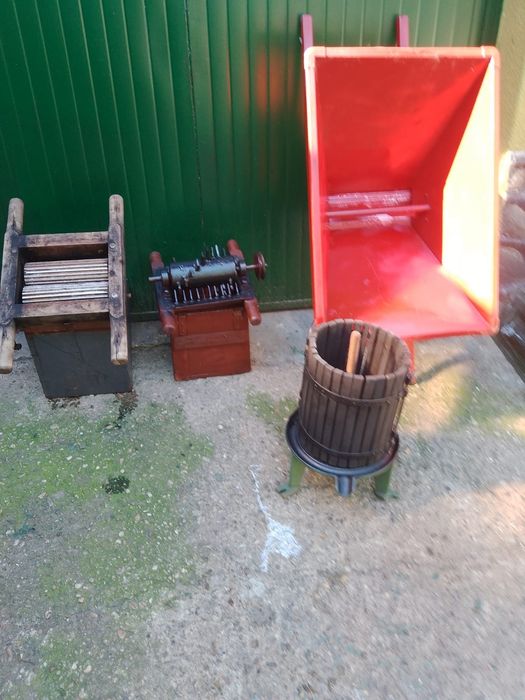 Vindem zdrobitor de struguri ..mere și teancuri