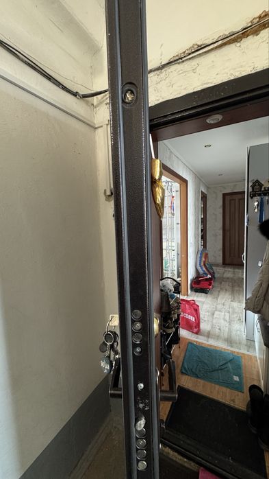 Продам входную дверь б/у 200*82*7