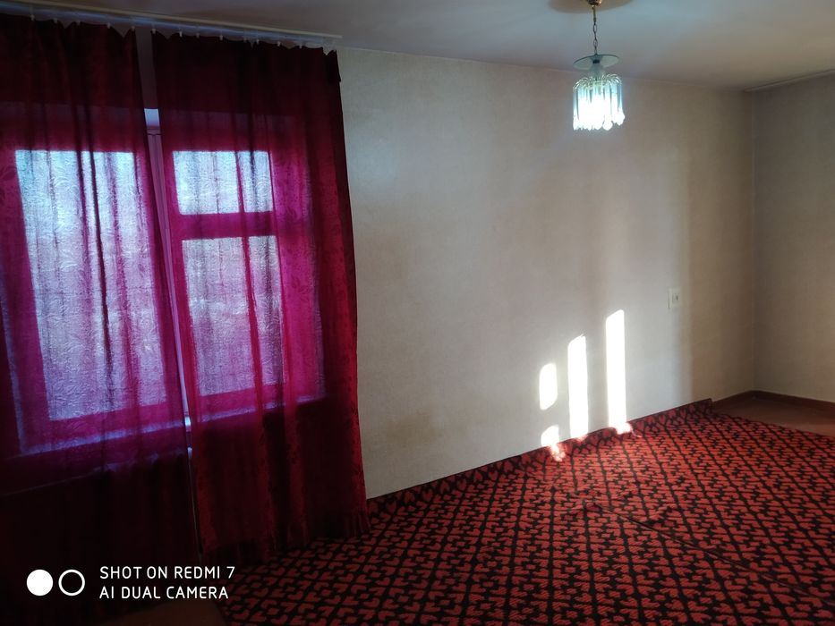 Возле педагогического института сдается квартира без маклера .