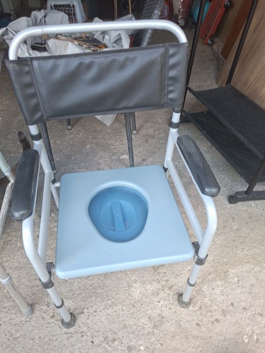 Vând scaun cu wc cameră