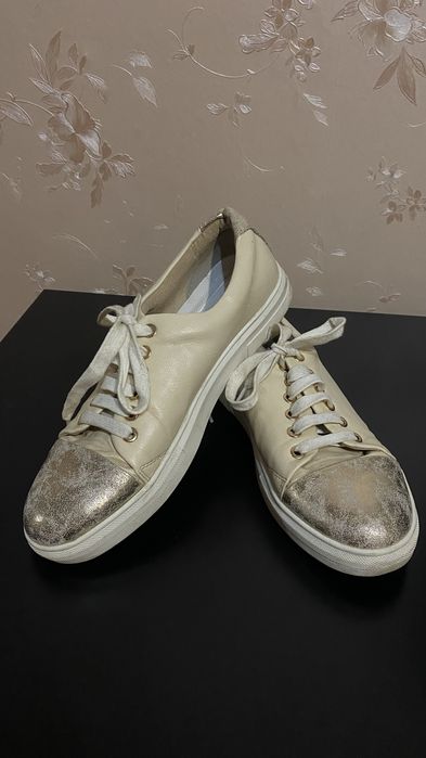 Продам кеды б/у бежевые