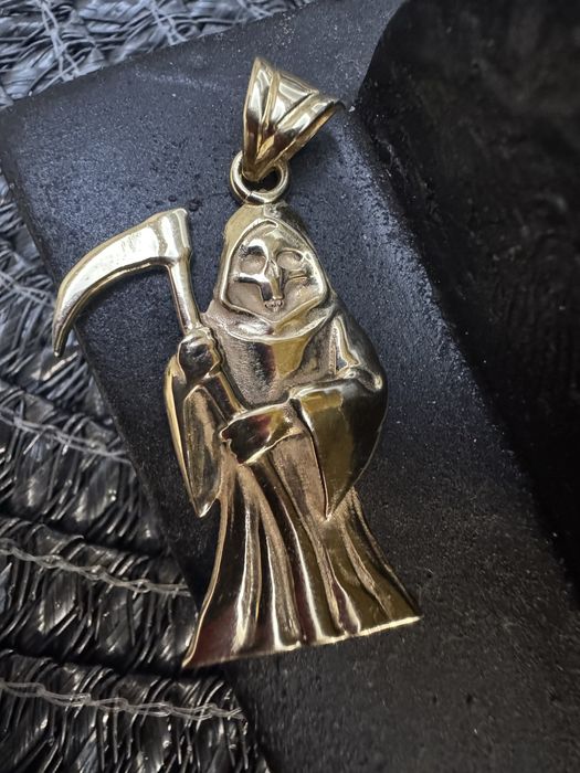 Златен медальон