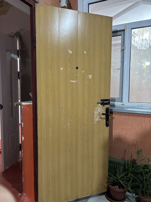 Темір есік екі терезесімен