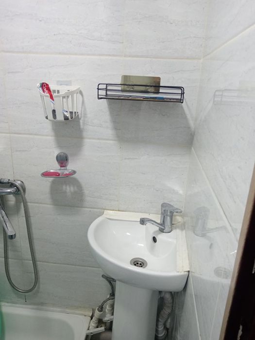 Uy sotiladi yashnobot tumani maktab bogʻcha yonida  lstadion bor