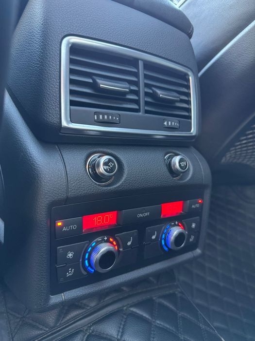 Vând Audi Q7 2011