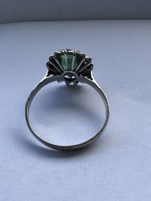 Inel aur alb 18k cu smarald și diamante laterale – mărimea 54