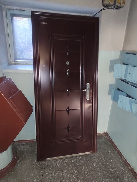 Железная входная дверь