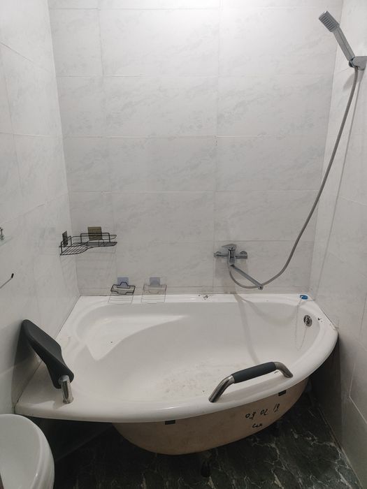 Оҳангарон шаҳрида катта йўл бўйидаги 5 этажка домда 3 хонали квартира