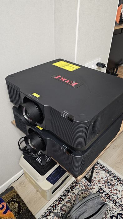 EIKI EK-812U лазерный проектор