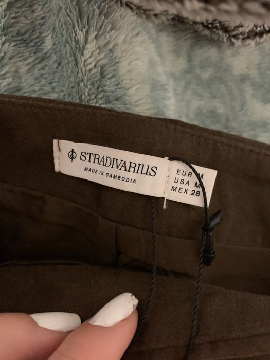 нова велурена мини пола Stradivarius