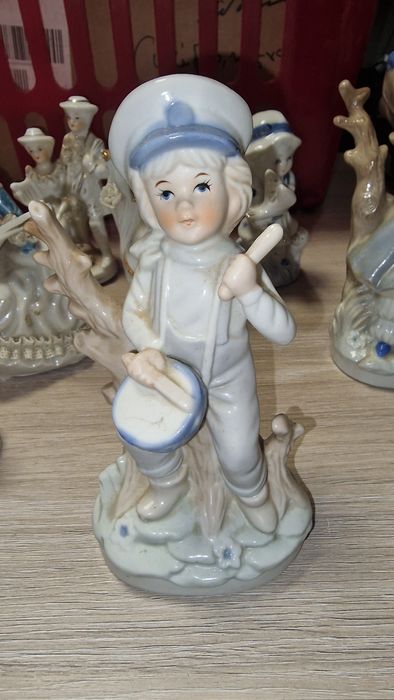 Bibelouri portelan la gramada