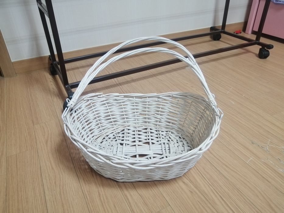Продам две корзины и подставку