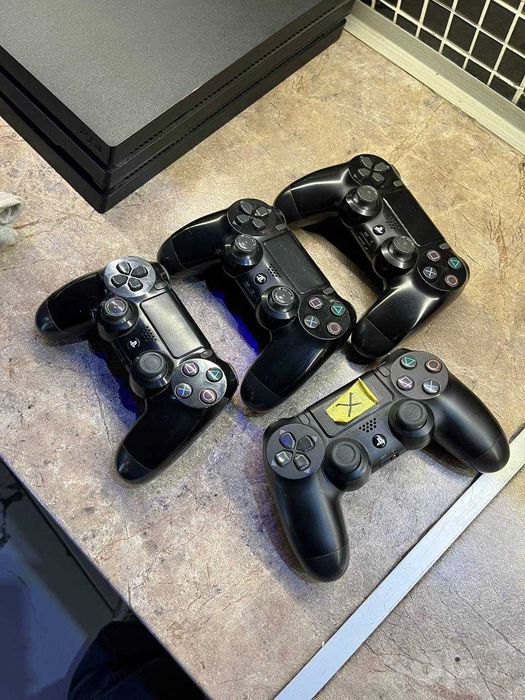 Sony PlayStation 4 + 3 джойстика + 12 игр