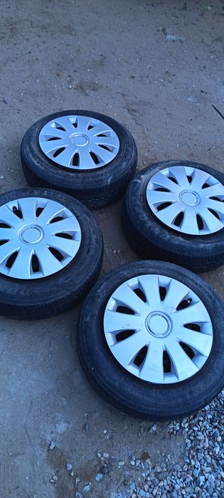 Vând 4 jante de tabla 195/65/R15 cu cauciucuri  și capace