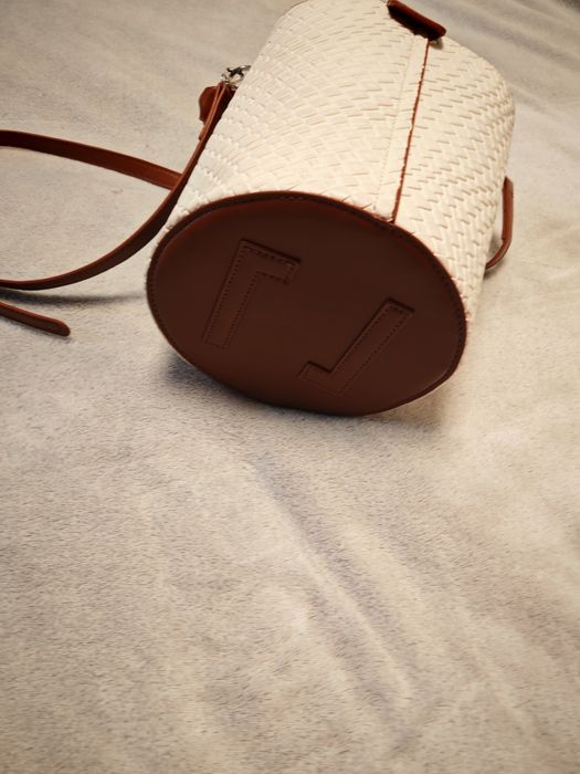 Бяла малка чанта с кафяв акцент