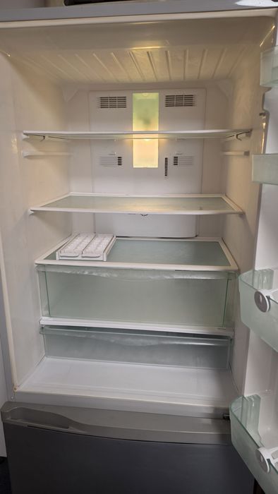 Продам холодильник Panasonic.