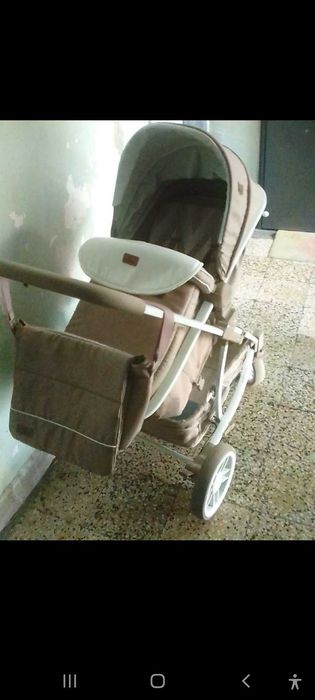 Бебешка количка с лягащ и със сядащ механизъм