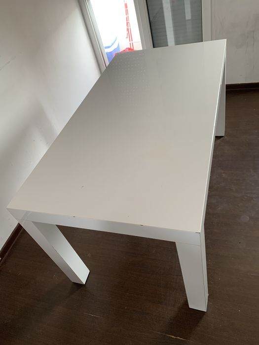 Трапезна маса бял гланц