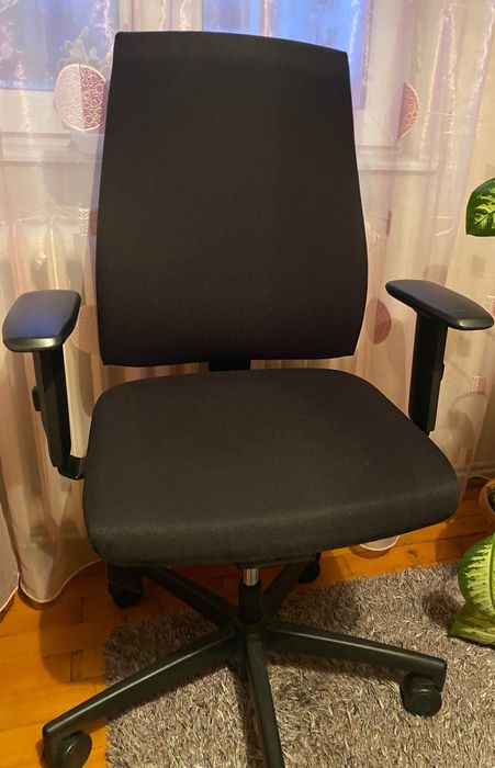 Vand doua scaune de birou+ doua fotolii