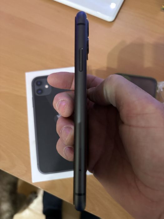 iPone 11 64 G не разлечим от нов с капцитет на батерията 83%