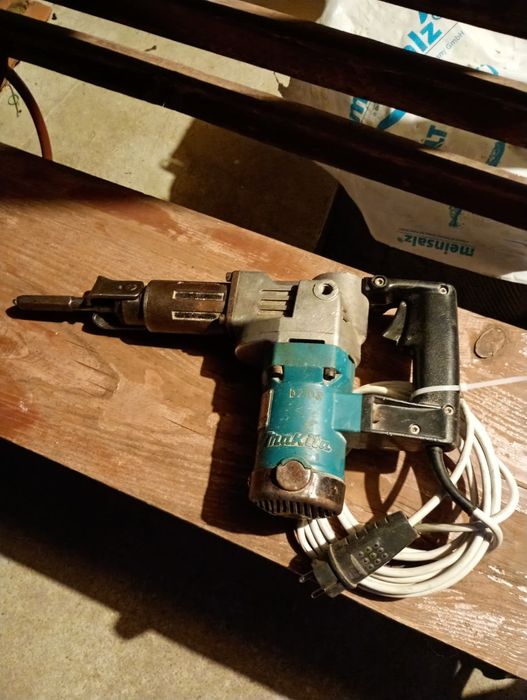 Vând Makita D208