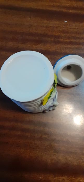 Захарница  с релефен орнамент