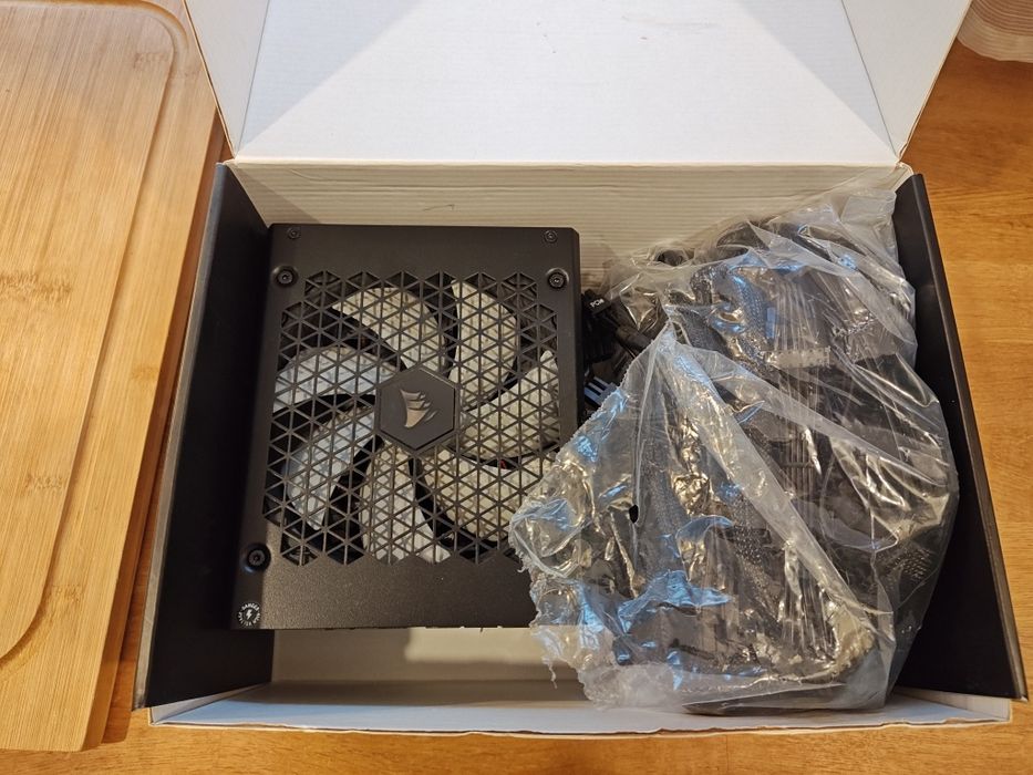 Sursa Corsair Gold rm1000x black label pre 2024