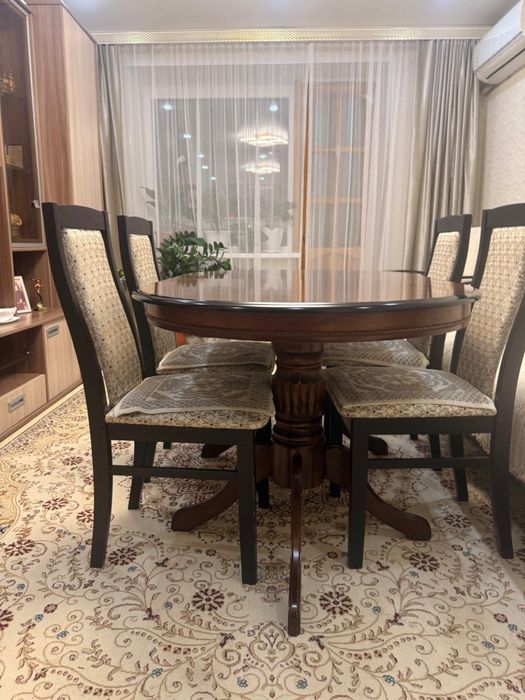 Продам стол для гостинной.